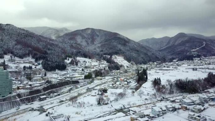 日本长野山内冬季雪的鸟瞰图