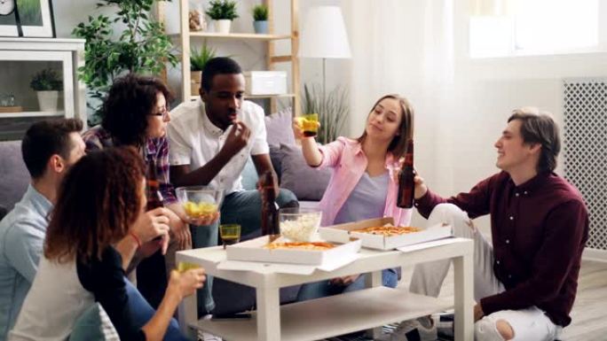 男人和女人在家庭聚会上谈论吃喝叮当声的眼镜