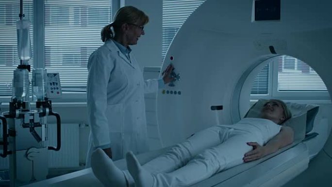 在医学实验室中，女性放射科医生对接受手术的女性患者进行MRI或CT或PET扫描。医生用先进的医疗技术