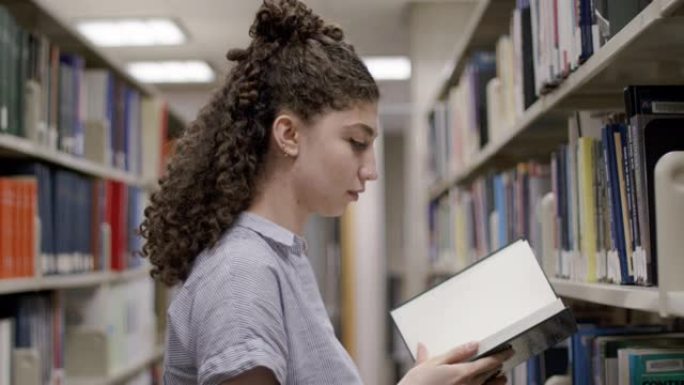 图书馆的大学女性阅读