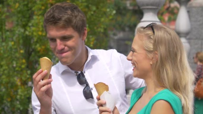 慢动作: 愚蠢的年轻女子将男友的鼻子浸入她的冰淇淋蛋筒中。