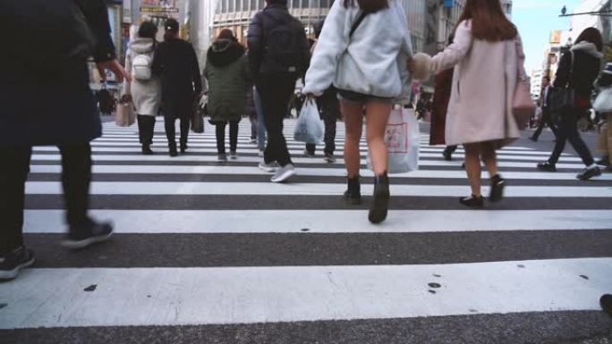 日本东京都涩谷区交通高峰时段交通路口和人群行人步行立交桥的4k镜头场景。日本文化和购物区概念