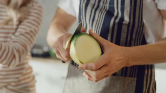 一名男子用锋利的菜刀切芒果的特写镜头。正宗的时尚厨房配健康蔬菜。手工制作的有机农业天然清洁产品。