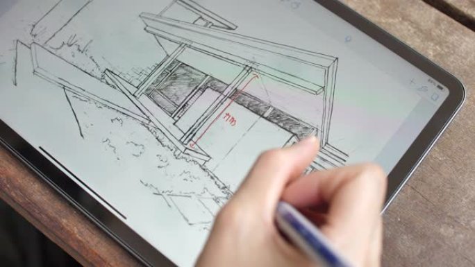 建筑师在数字平板电脑上评论房屋计划的细节