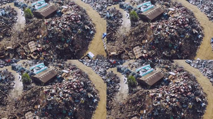 垃圾场忙碌的一天。机械爪滴金属废料。鸟瞰图