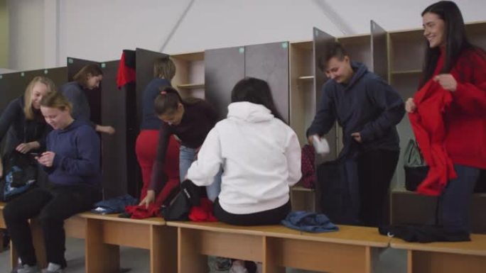 女足球运动员换衣服在更衣室聊天