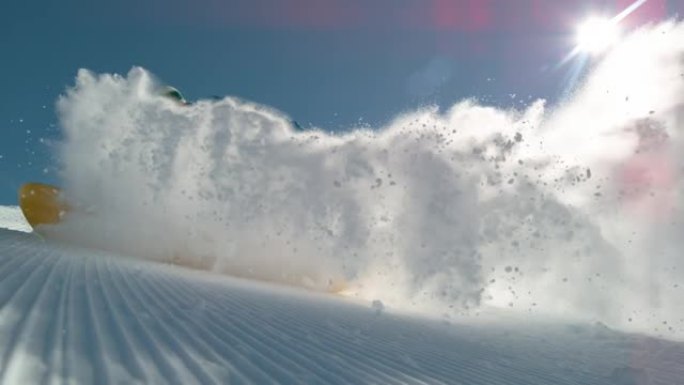 慢动作特写: 微笑的滑雪者将雪喷入相机