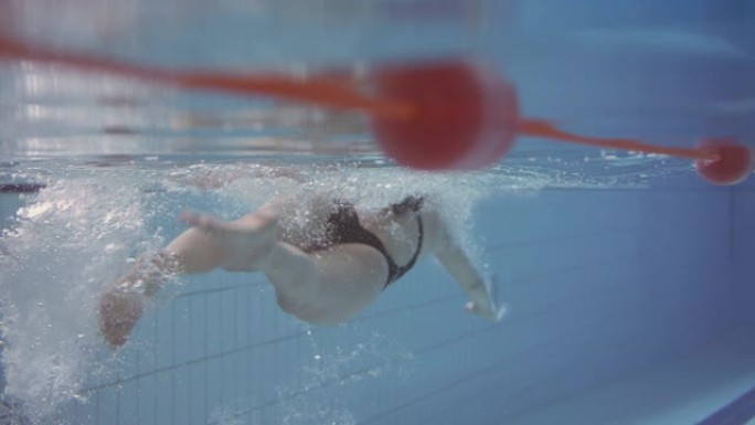 女子在室内游泳池游泳的水下镜头