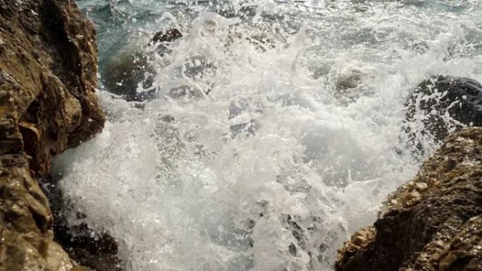 海浪撞击石滩。浪花礁石