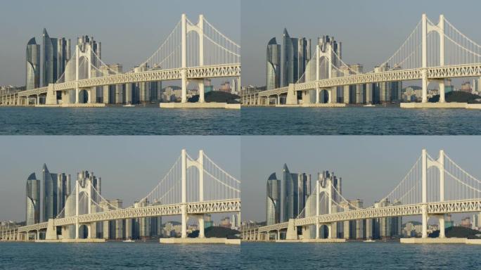 韩国釜山 (釜山)。Gwangandaegyo (钻石桥) 是一座悬索桥，连接釜山市海云台区和Suy