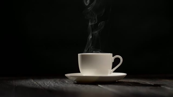 蒸汽从一杯热咖啡中慢慢上升。深色背景