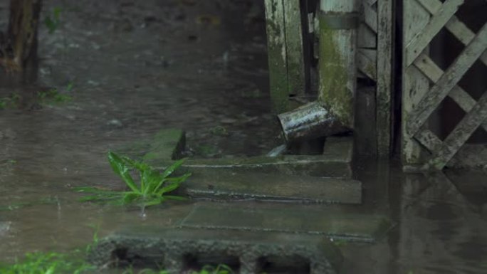 雨季雨水从房屋排水管中倾泻而出