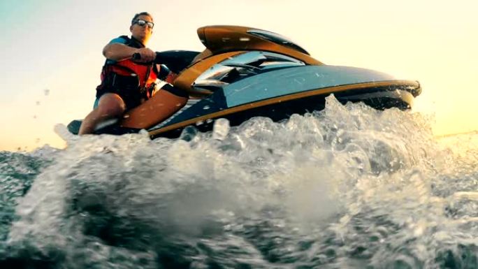 一名男性专业人士正在水中驾驶waverunner