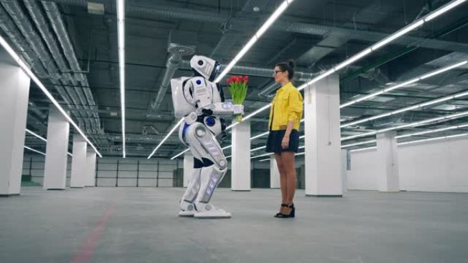 可爱的女士正在接受来自类似人类的机器人的花朵