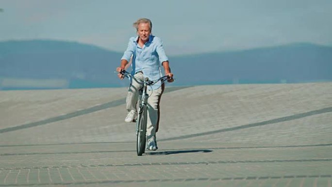 骑双人自行车的老年夫妇的全长