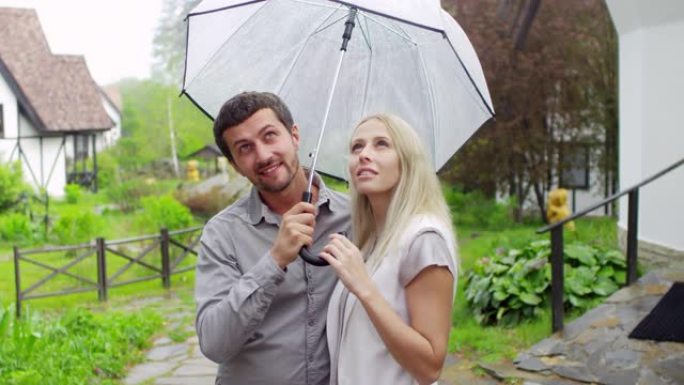 乡下有雨伞的夫妇视频素材