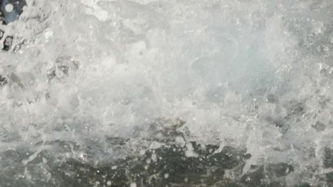 海浪撞击石滩。实拍视频素材