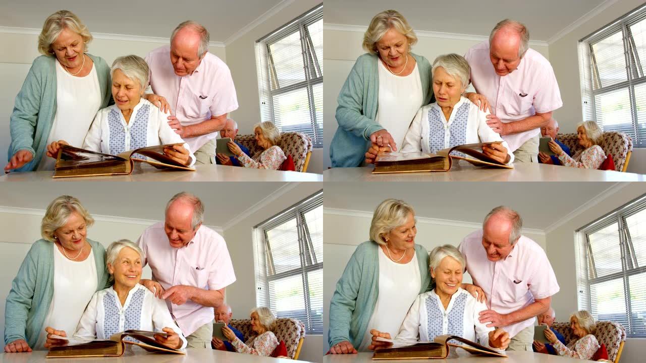 活跃的高加索老年人在疗养院4k看相册的前视图