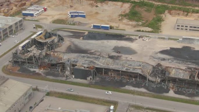 无人机: 工厂废墟在一场大火中被毁后的黯淡景象。