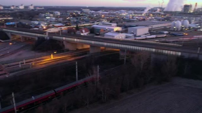 WS鸟瞰图列车在黄昏时驶过炼油厂