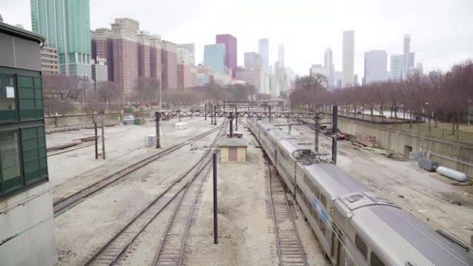 伊利诺伊州芝加哥市中心的地铁列车