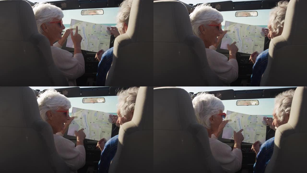老年夫妇在车里看地图