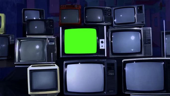 绿屏的旧电视和许多旧电视。深色。