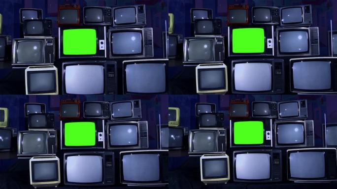 绿屏的旧电视和许多旧电视。深色。