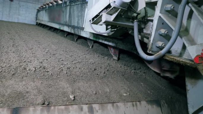 工厂机器用沙子工作。