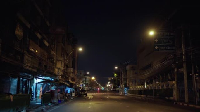 城市街道在晚上空在曼谷泰国
