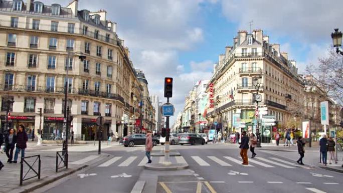 巴黎的城市街道。旧建筑，汽车，行人走过。