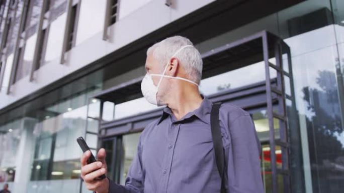 白人男子在街上出门在外，戴着口罩抵御冠状病毒