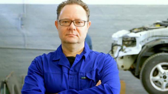 机械师看着4k车库里的摄像头