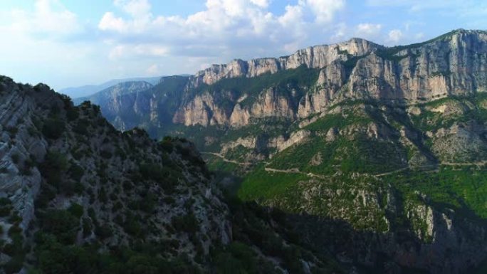 在晴朗的晴天，晴朗的蓝天下，山峡谷的空中电影无人机视图经过。法国美丽的维登峡谷山谷。夏季绿色乡村的俯