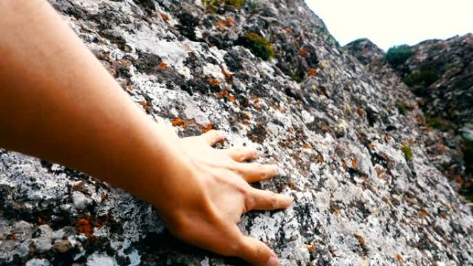 手触摸大自然中的岩石