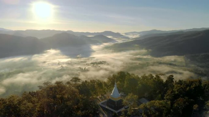 多莉在山上的佛塔上拍摄了早晨的日出。