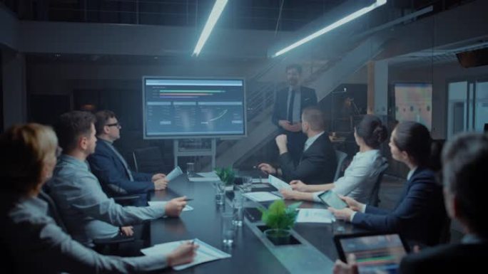 在公司会议室: 男性高管进行演讲，并使用数字交互式白板向董事会，投资者进行演示。屏幕显示增长数据。深