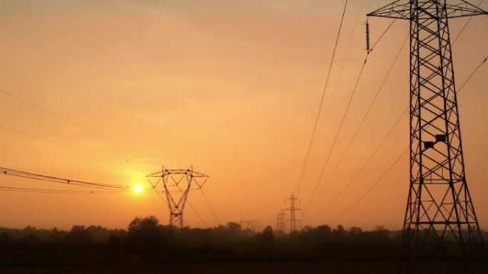 日落时电力塔架的鸟瞰图。