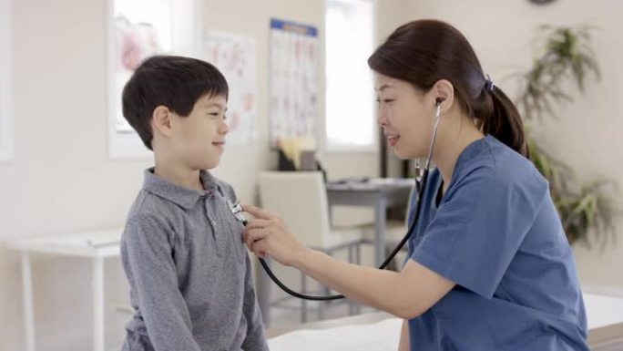 亚洲女护士与儿童患者进行检查