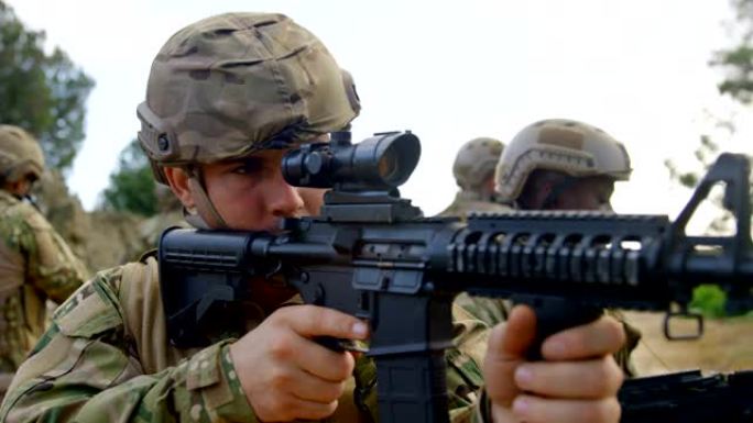 混合种族军事士兵在军事训练4k期间在野外进行步枪训练的后视图