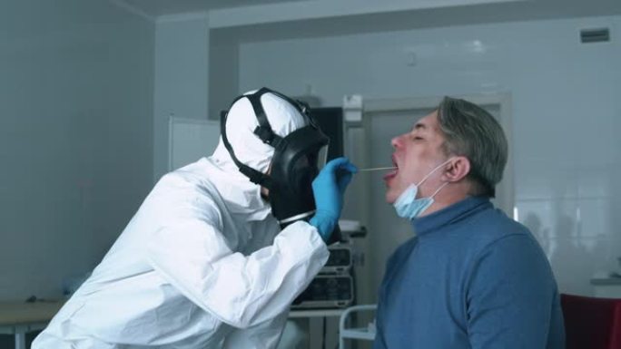 一位医生在冠状病毒大流行期间检查患者的喉咙。冠状病毒，在医院测试期间新型冠状病毒肺炎感染的患者。