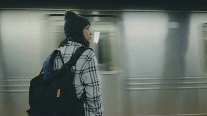 地铁站台上的亚洲旅游妇女候车。