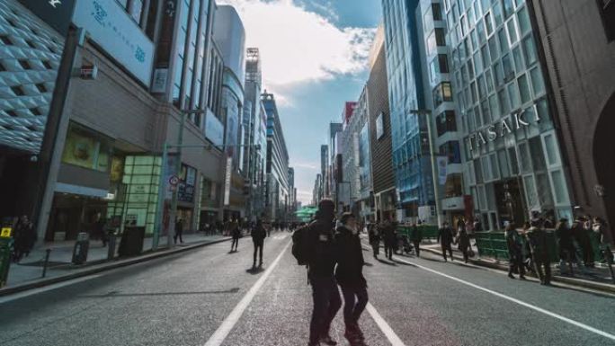 日本和外国游客的4k时间流逝下午在日本东京银座地区银座Wako和银座三越附近散步和购物，日本文化观念