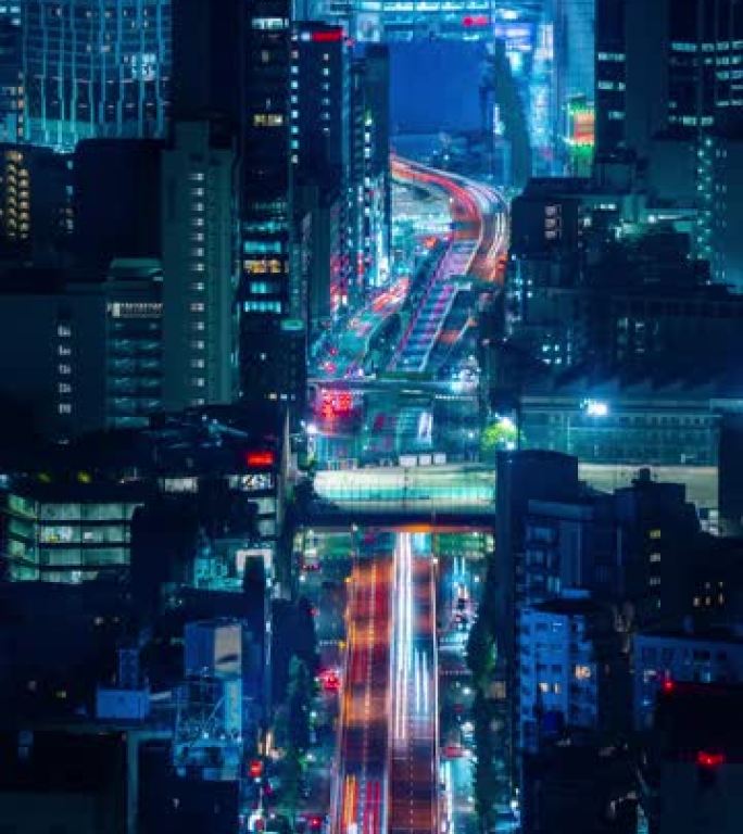 从日本东京六本木山森塔拍摄的垂直长时间曝光夜间交通延时