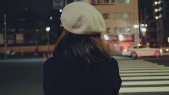 在东京市等待出租车的年轻亚洲妇女。