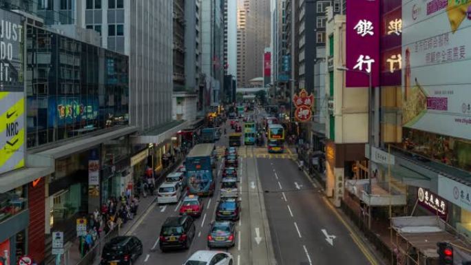 延时: 在香港中部市区以历史电车为背景的行人游客