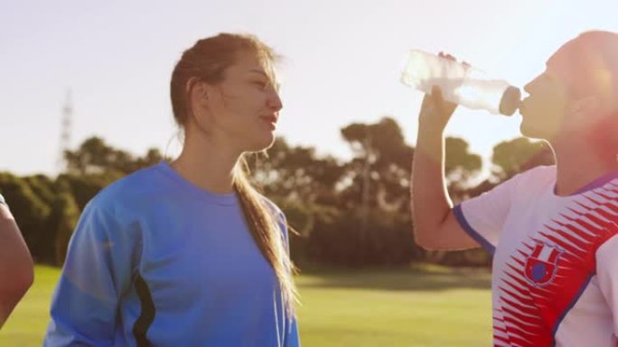 女子足球运动员饮水的侧视图4k