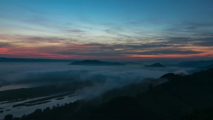 泰国廊开府日出时，俯视景观国家公园的时间流逝，薄雾与山流淌，并在phu pha duk看到湄公河，4