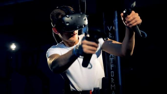 一个年轻人正在游戏过程中使用虚拟现实平台。虚拟现实游戏概念。
