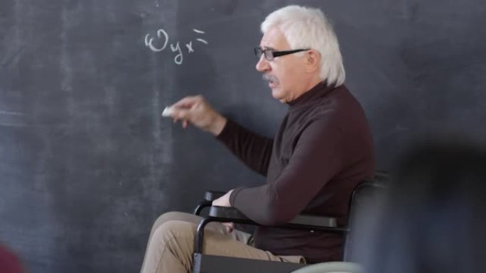 残疾教授在黑板上写方程式
